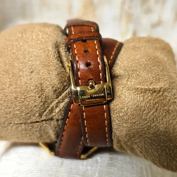 Michael Kors Runway MK2256 Women's Brown Leather Analog Dial Quartz Watch MP300 - Picture 4 of 6